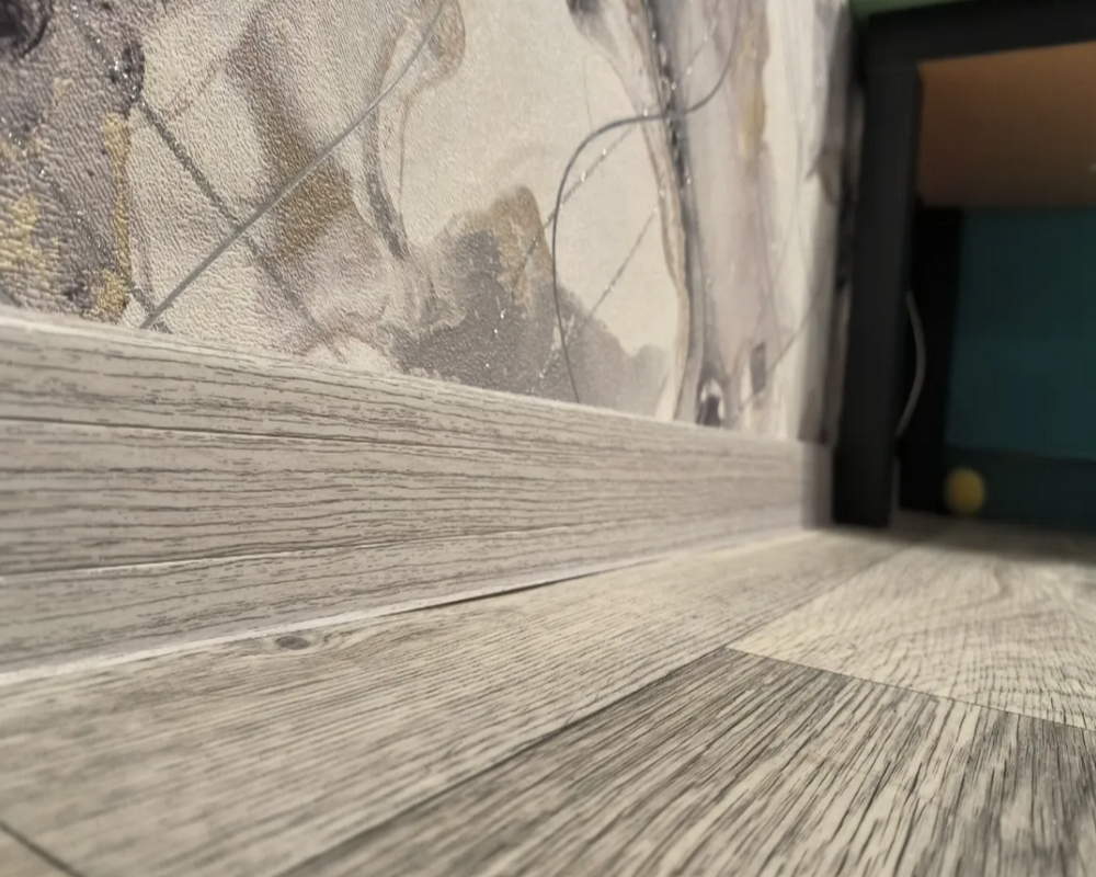 Плинтус ПВХ   MAGIC STIСK 77мм 2,2 м MS109 Лиственница серая