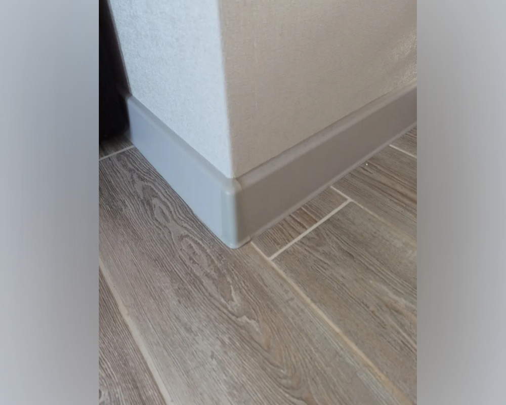 Плинтус ПВХ   MAGIC STIСK 77мм 2,2 м MS109 Лиственница серая