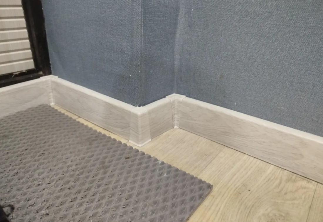 Плинтус ПВХ MAGIC STIСK 77мм 2,2 м MS08 Глэм