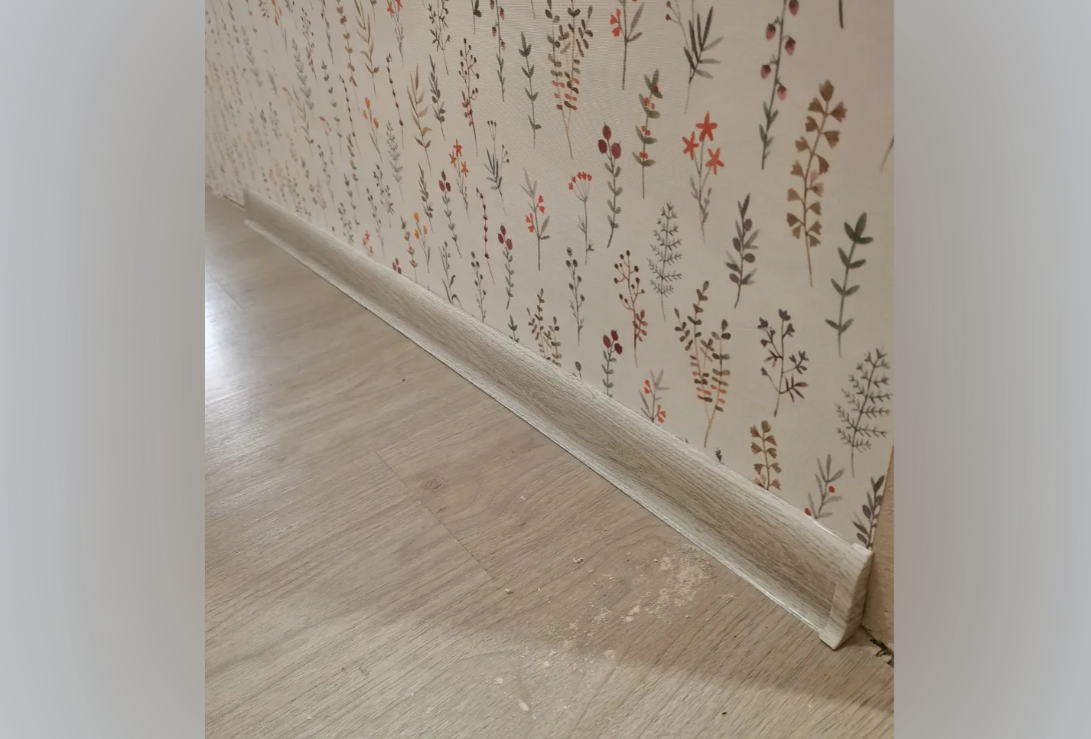 Плинтус ПВХ Идеал Классик 70мм 2,2м 251 Ясень